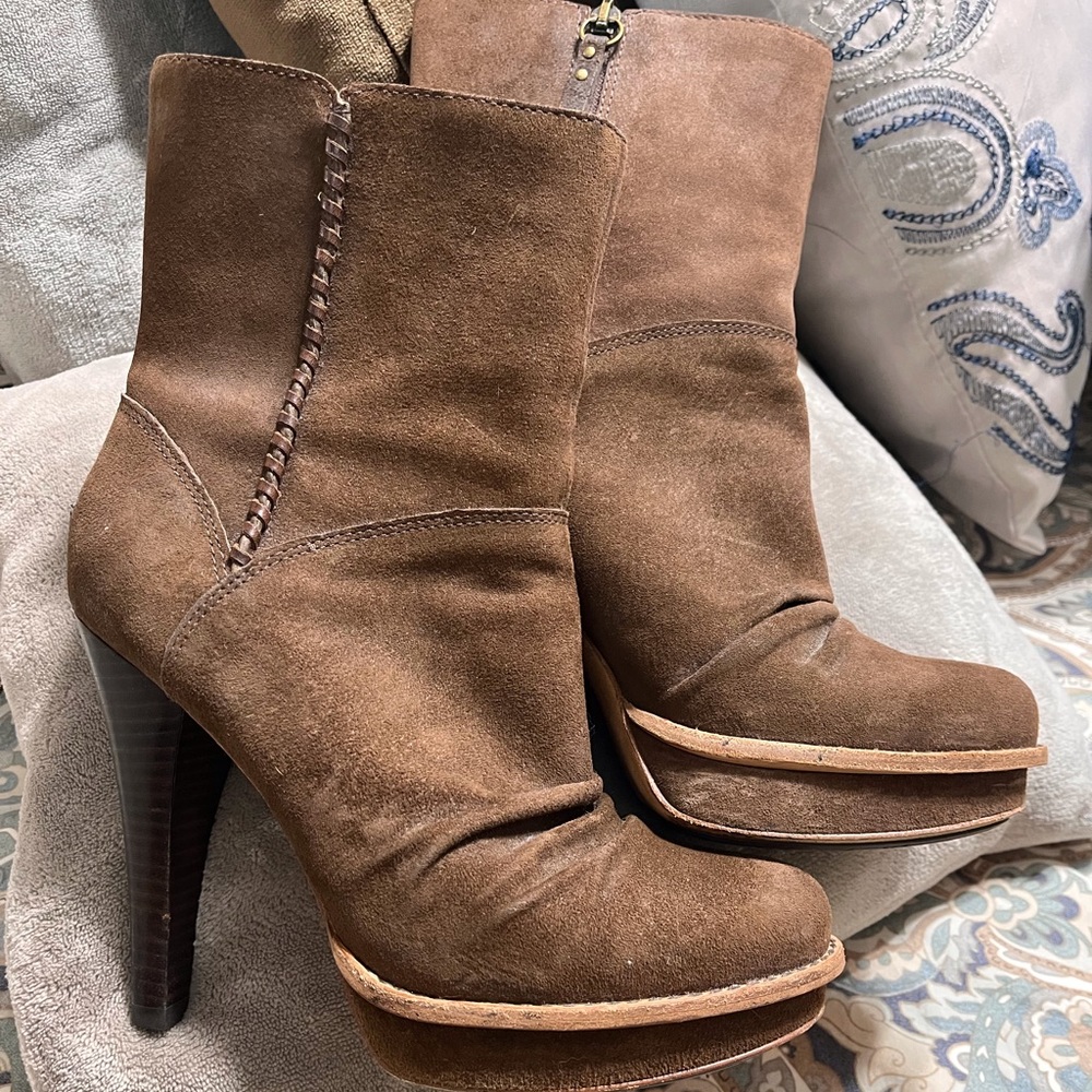 Ugg Brown Suede Boots!